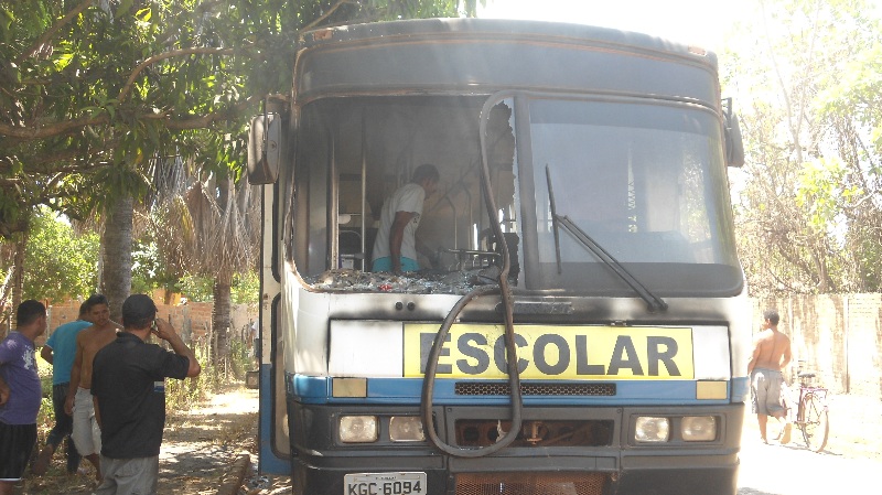 Ônibus escolar pega fogo e alunos por pouco não se queimam